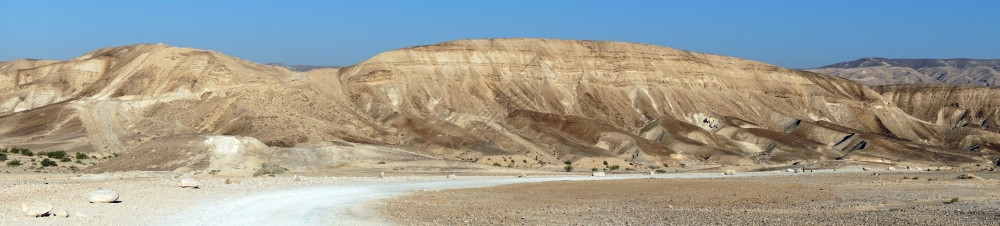 以色列Ngev沙漠山区泥土路图片