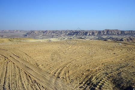 以色列内盖夫沙漠的许多铁轨图片