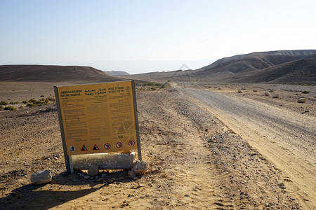 以色列朱迪亚Negev沙漠的泥土路图片