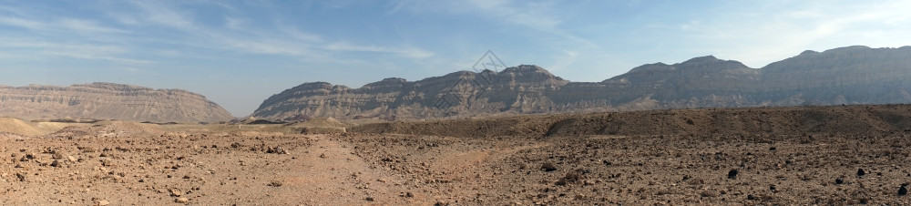 以色列内盖夫沙漠的MakhteshKatan坑内高清图片