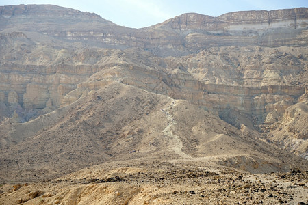 儿童在以色列内盖夫沙漠的MakhteshKatan坑中行走图片
