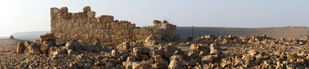 以色列内盖夫沙漠山丘的古老废墟图片