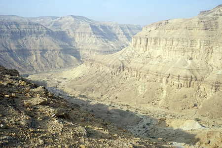 以色列内盖夫沙漠的MakhteshKatan弹坑图片