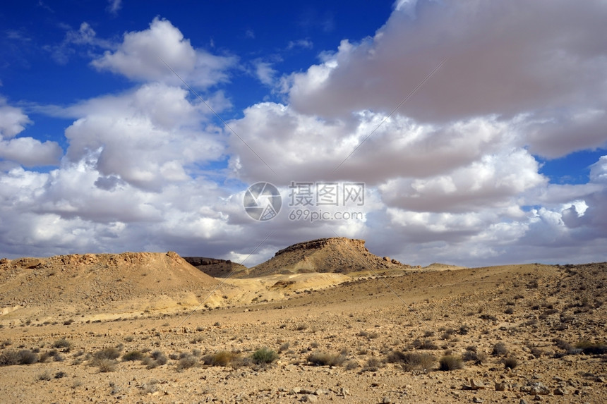 内盖夫沙漠和天空的云以色列图片