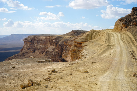 以色列位于内盖夫沙漠的雷蒙山坑边缘泥土路图片