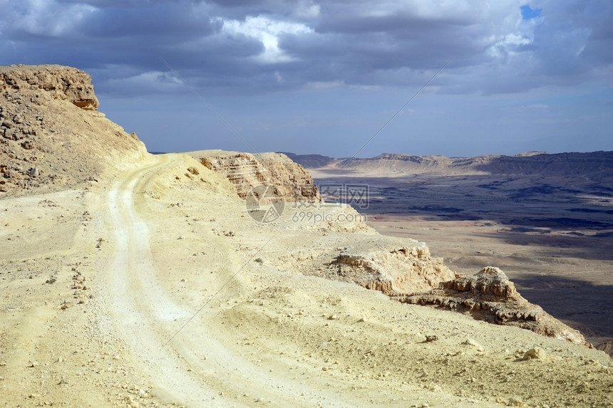以色列雷蒙火山口边缘的泥土路图片