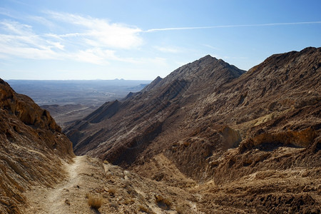 以色列内盖夫沙漠Ramon火山口的足迹图片