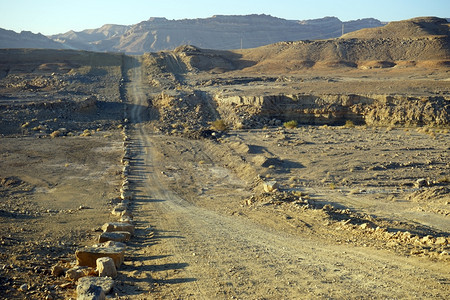 以色列内盖夫沙漠雷蒙山坑泥土路图片