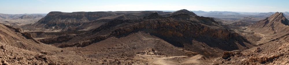 以色列内盖夫沙漠Ramon火山口的足迹图片