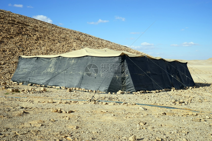 以色列内盖夫沙漠大黑帐篷和山丘图片