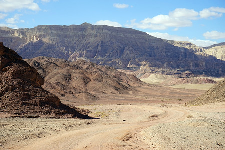 以色列内盖夫沙漠蒂姆纳公园的彩色山图片