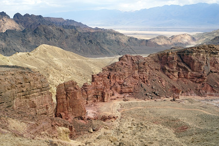 以色列Eilat附近Negev沙漠的阿姆拉界碑图片