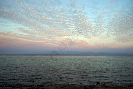 埃及达哈布天空和海洋的粉色云图片