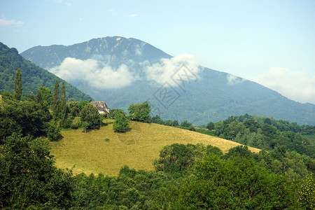 法国Pyrenee山的农场房屋图片