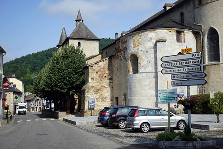 法国圣比戈尔大约2015年7月在大教堂附近的大街上图片