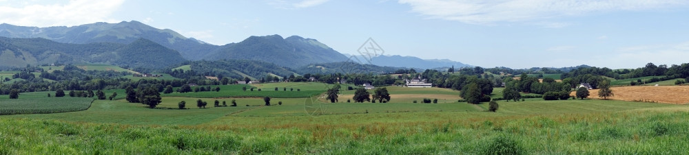 法国Pyrenee附近农田全景图片