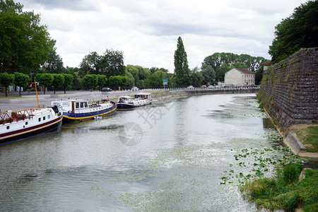 2015年7月日旧城墙和杜布斯河上的船舶图片