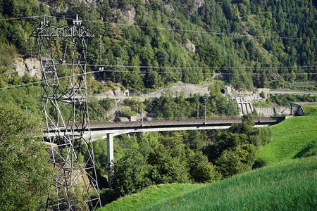 瑞士境内有电力线路的高速公和基龙有电线的平隆图片