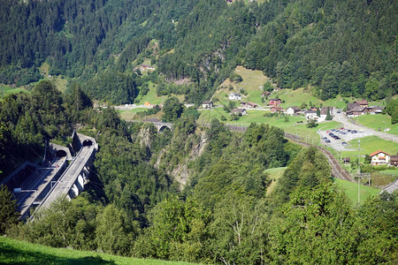 瑞士山区公路铁和村庄图片
