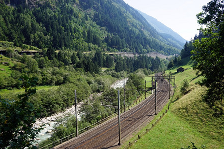 瑞士Gurtnellen附近的铁路图片