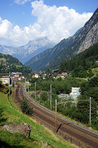 瑞士Gurtnellen附近的铁路图片