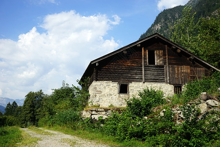 珏山Wooden在瑞士的山丘上近铁轨滑坡背景