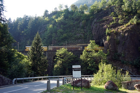 瑞士山附近铁路桥上的公和货物列车图片