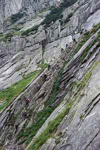 瑞士安德马特附近岩石上一组登山者图片