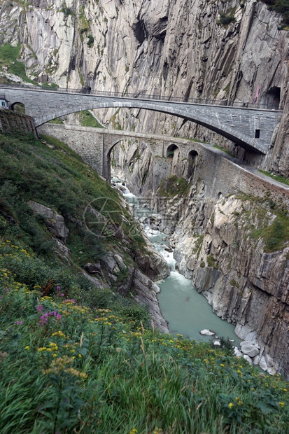 瑞士安德马特附近的魔鬼桥和河流图片