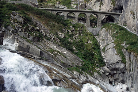 瑞士铁路桥和近山江图片