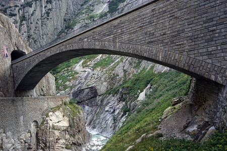 瑞士的安德马特魔鬼桥图片