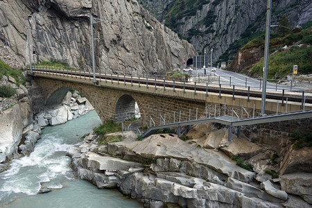 瑞士的铁路和靠近山区的公路图片