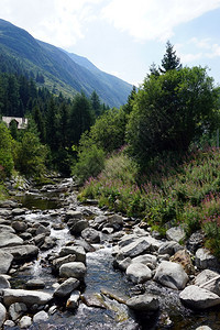 瑞士安德马特附近河流中的岩石图片