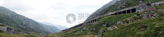 瑞士哥特哈德过道附近山坡上有屋顶的高速公路图片