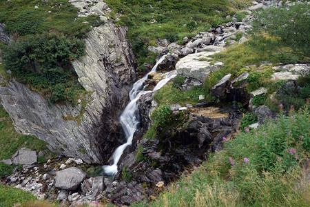瑞士阿尔卑斯山的窄河图片