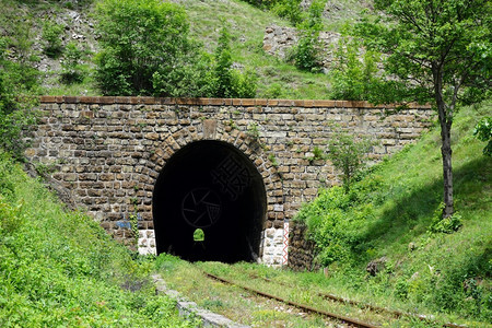 塞尔维亚山区铁路隧道入口图片