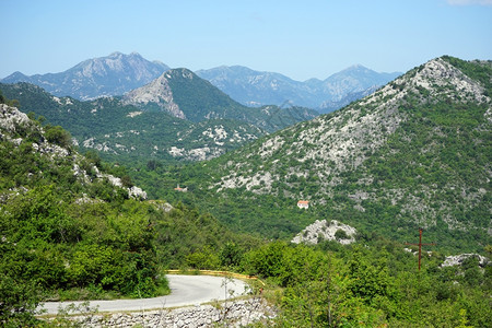 黑山Skadarsko湖内公路和山丘图片