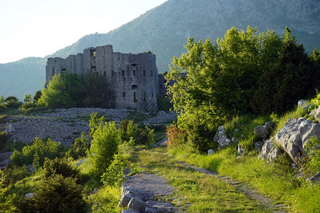 通往黑山奥斯特里亚要塞的污泥路图片