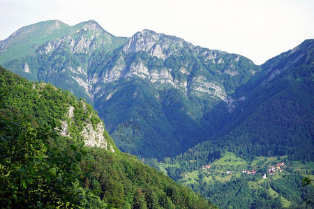斯洛文尼亚阿尔卑斯山绿谷图片