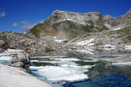 斯洛文尼亚特里格拉夫山上的湖图片