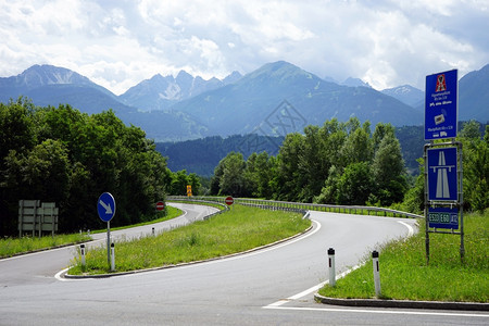 奥地利的公路森林和山区图片