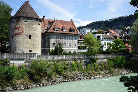 费林基尔奇奥地利CIRCA2016年7月塔和河岸上的房子图片