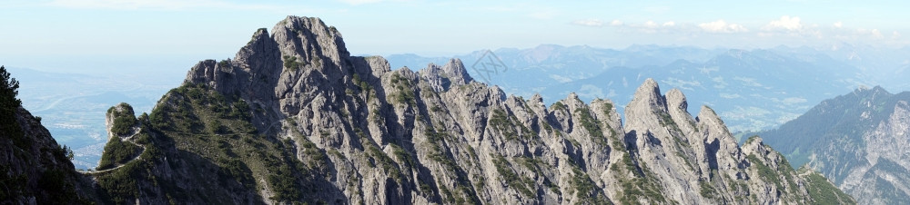 利希滕斯坦山脉全景图图片