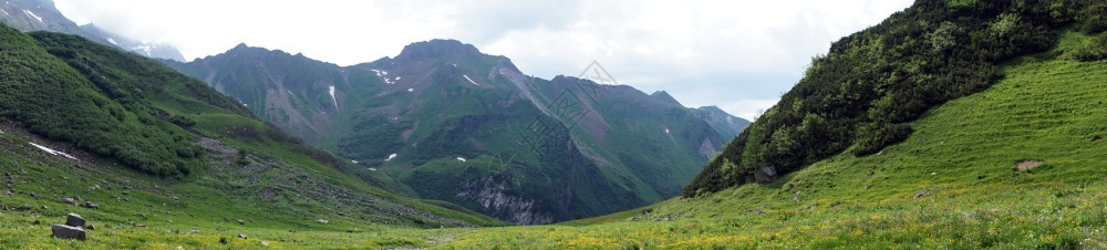 利赫滕斯坦山区的绿草图片