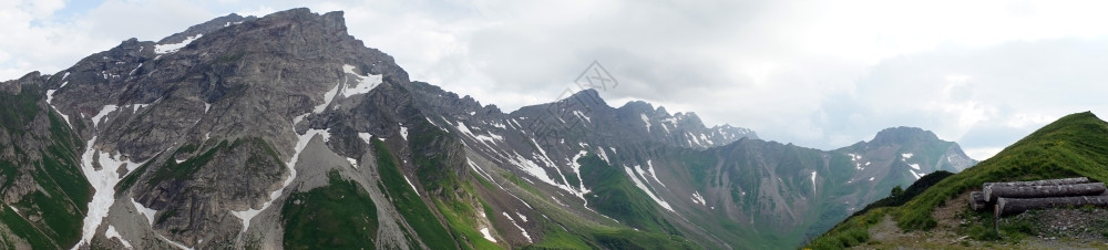 利希滕斯坦雪山全景图图片