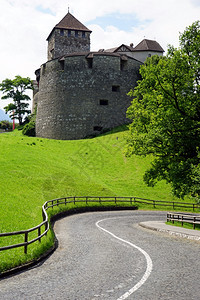 林顿斯坦山上和路的瓦杜兹城堡图片