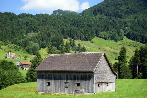瑞士农场田地上的木谷仓图片