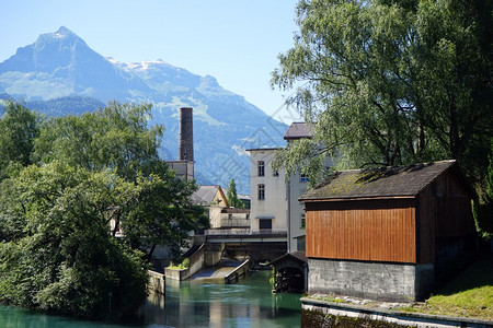 瑞士Galgenen的发电站和河流图片