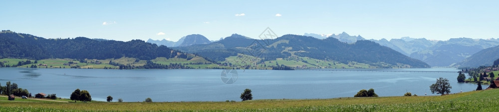 瑞士锡尔湖的全景图片