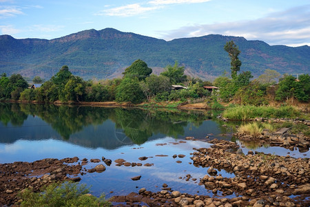 老挝博拉文山河岩石图片